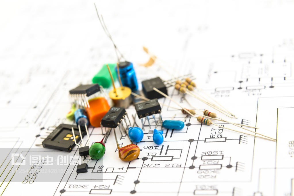 背景示意圖上的電子元器件。electronic components on a schematic diagram background.